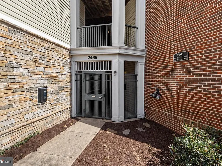 2465 Army Navy Dr #104 — Photo 27