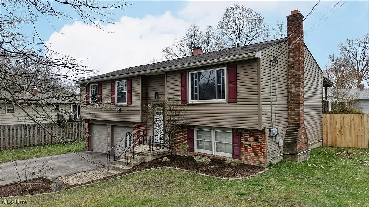 1934 Burr Oaks Ct photo 1