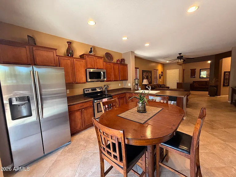2312 N Hudson Dr — Photo 5