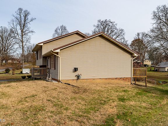3rd image of 524 Bays Cove Cir