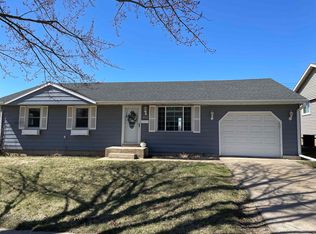 1713 Vizaleea Dr, Dubuque, IA 52002