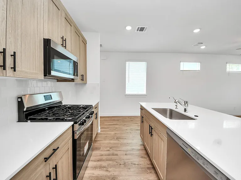 1918 Olivos St — Photo 15