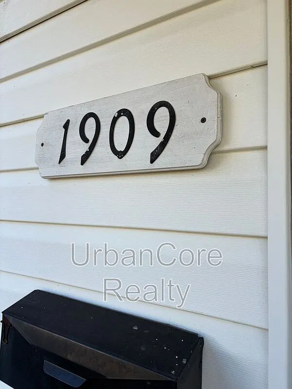 3 bed, 2.0 bath, 1300 sqft, $1,899 — Photo 2