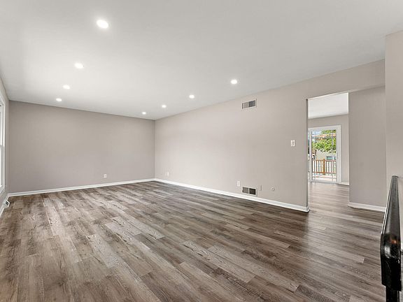 5th image of 933 Hanover Ln