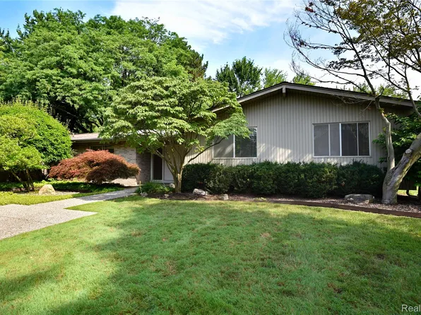5550 Raven Rd, Bloomfield Hills, MI 48301