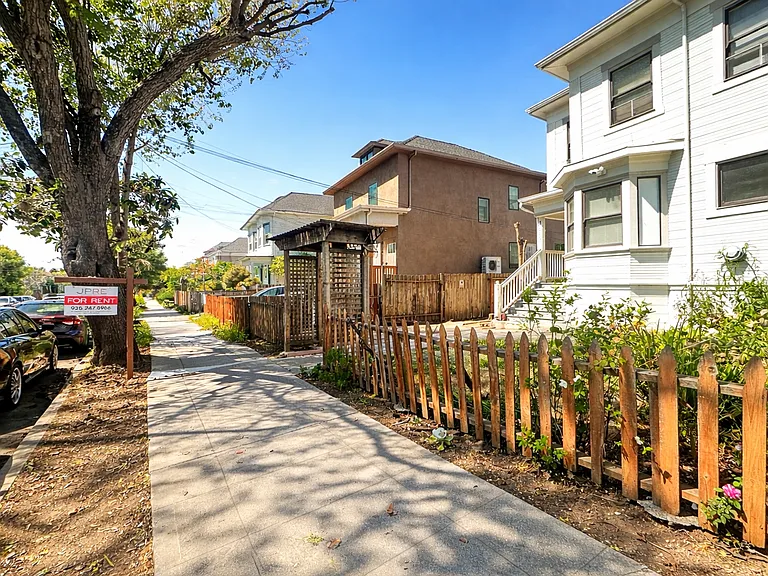 1827-1829 Berkeley Way — Photo 15