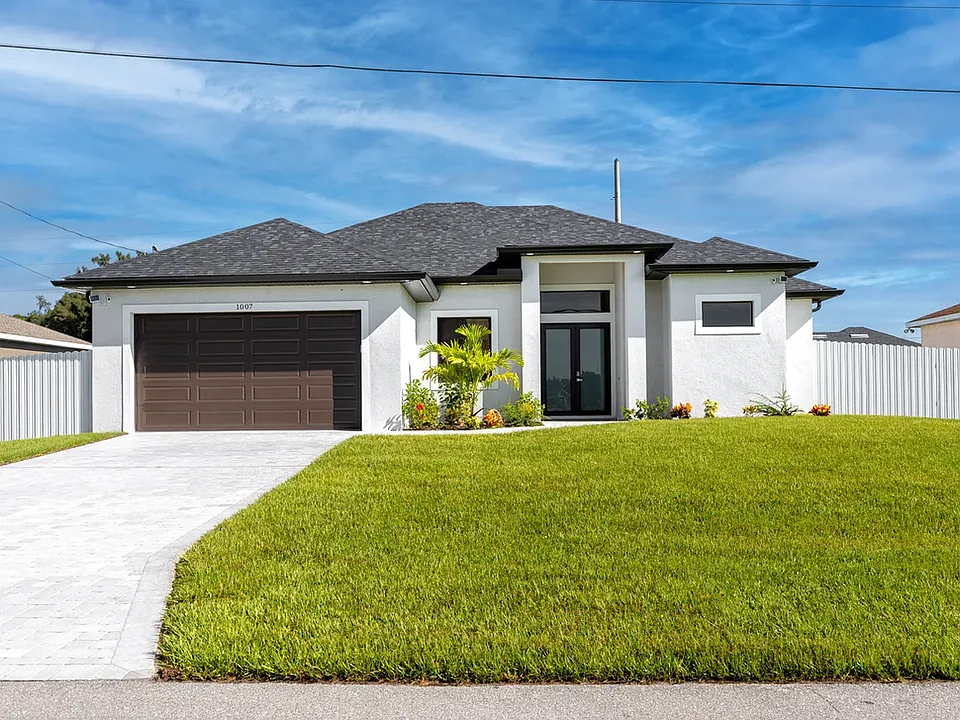1007 SW Embers Ter