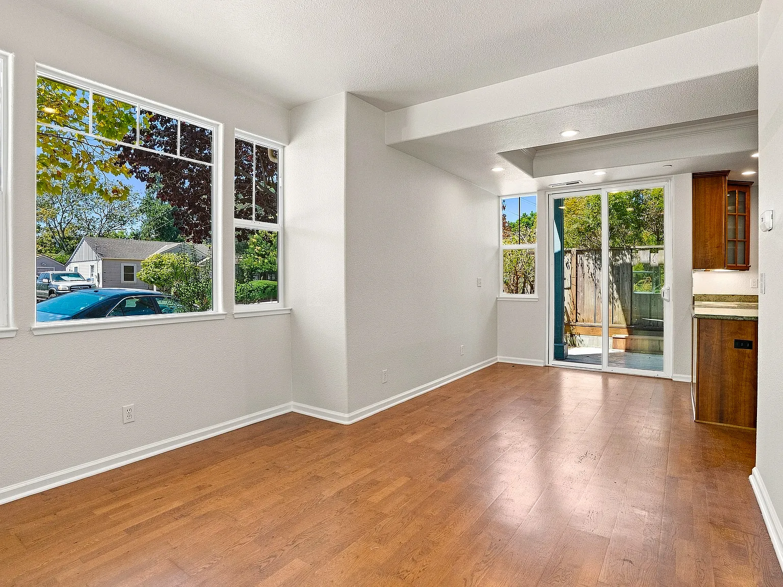 4 bed, 2.5 bath, 1426 sqft, $5,200 — Photo 2