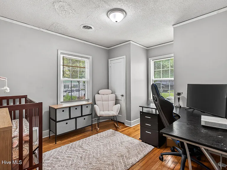 403 Sherwood Rd — Photo 18