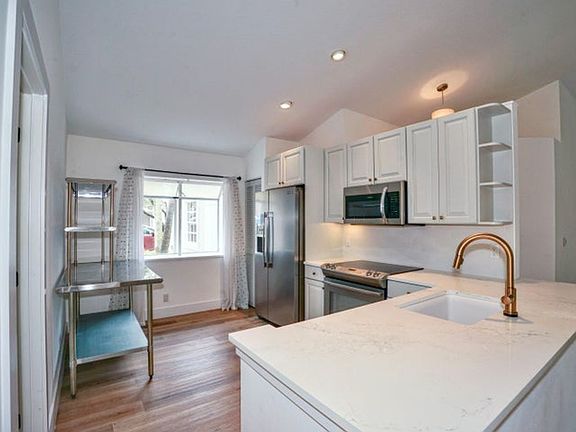 3rd image of 73 Admirals Ct