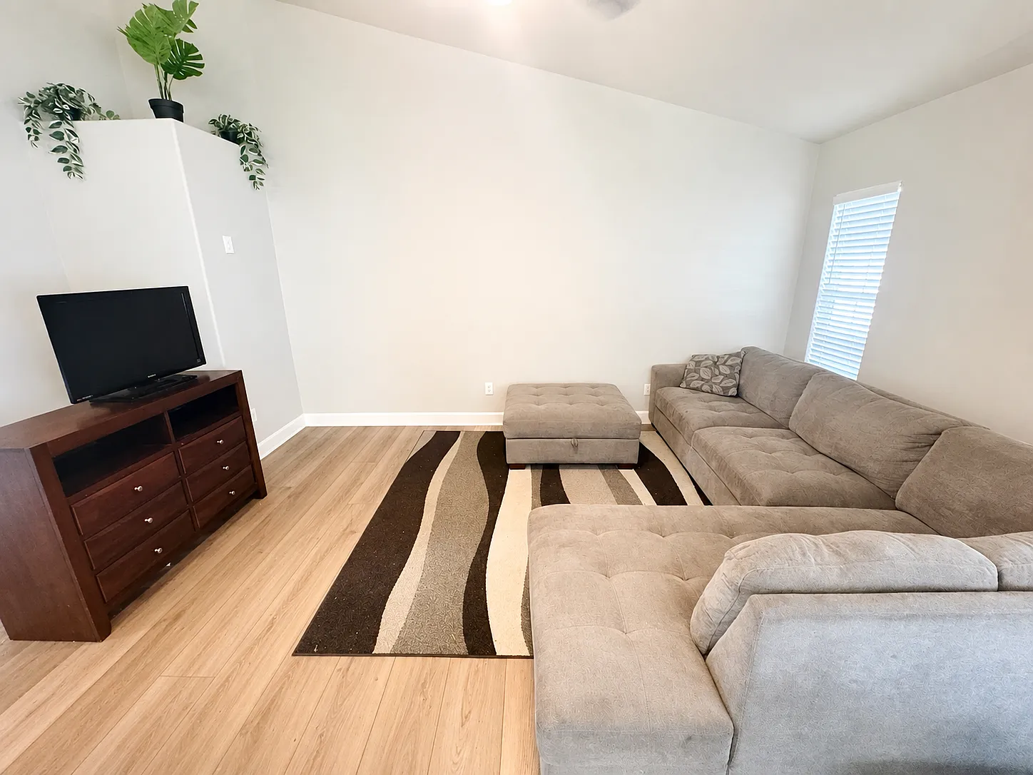 6 bed, 2588 sqft, $3,200 — Photo 3