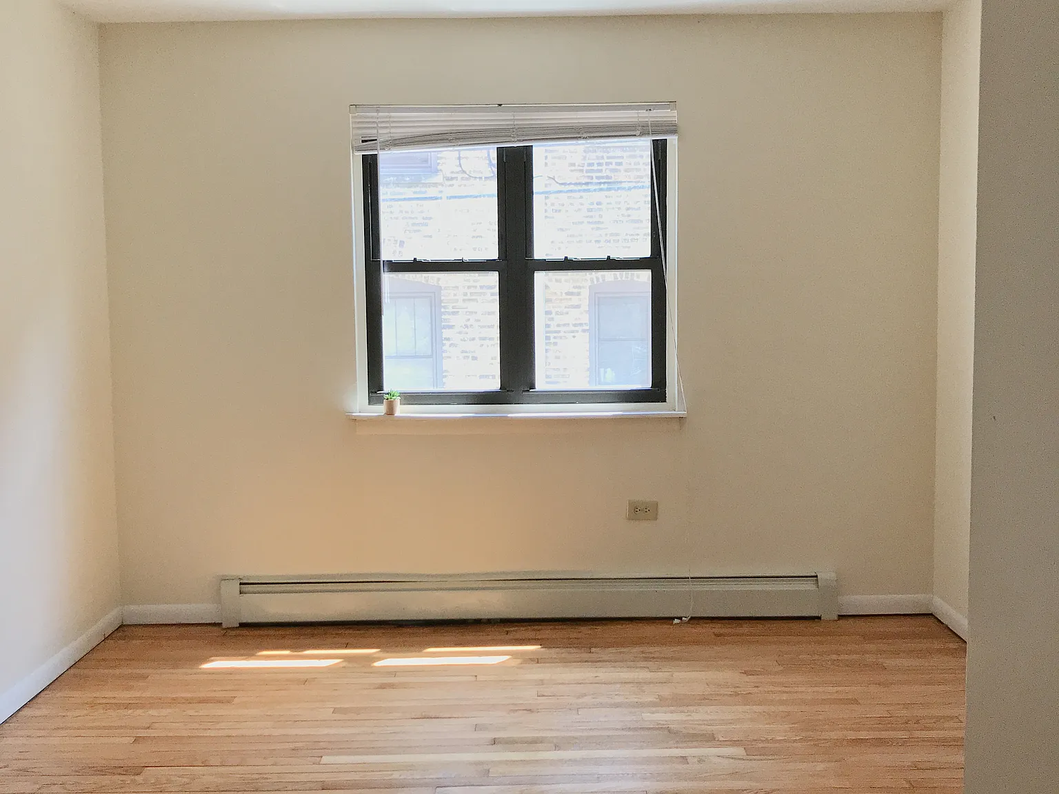 Sunny, Spacious, 1 Bedroom Apartment in Great Evanston Location! Off-Street Parking Available! — Photo 4