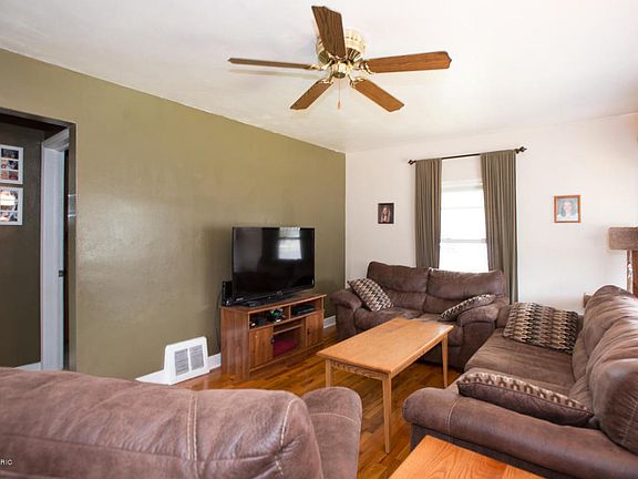 5th image of 147 Willard Ave E