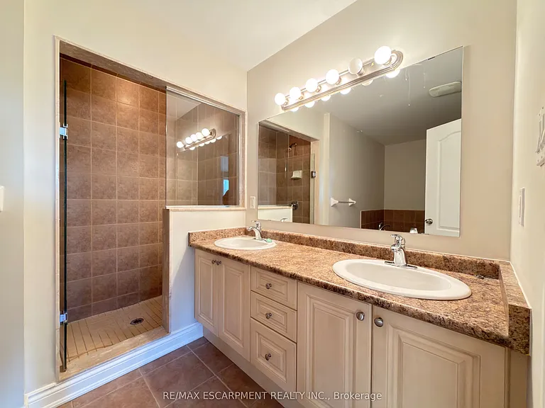 2085 Pine St — Photo 25