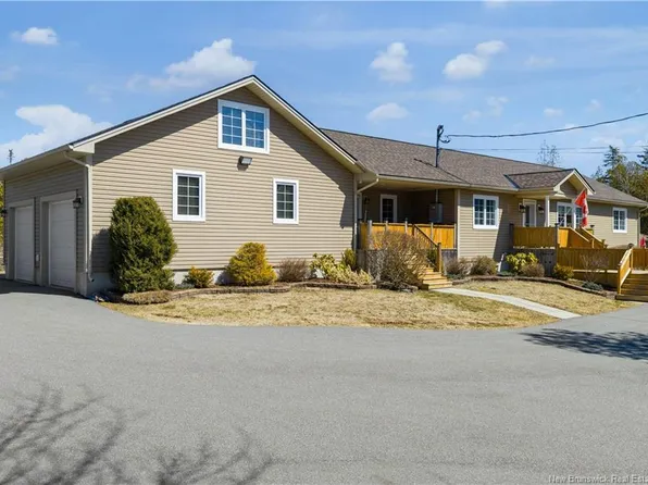 735 Hillcrest Rd, Saint John, NB E2N 2B6