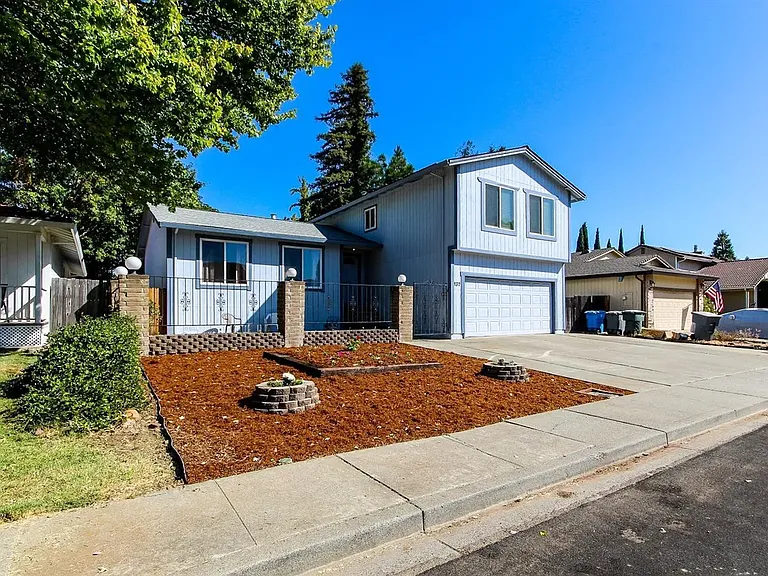137 Edinburgh Way — Photo 2
