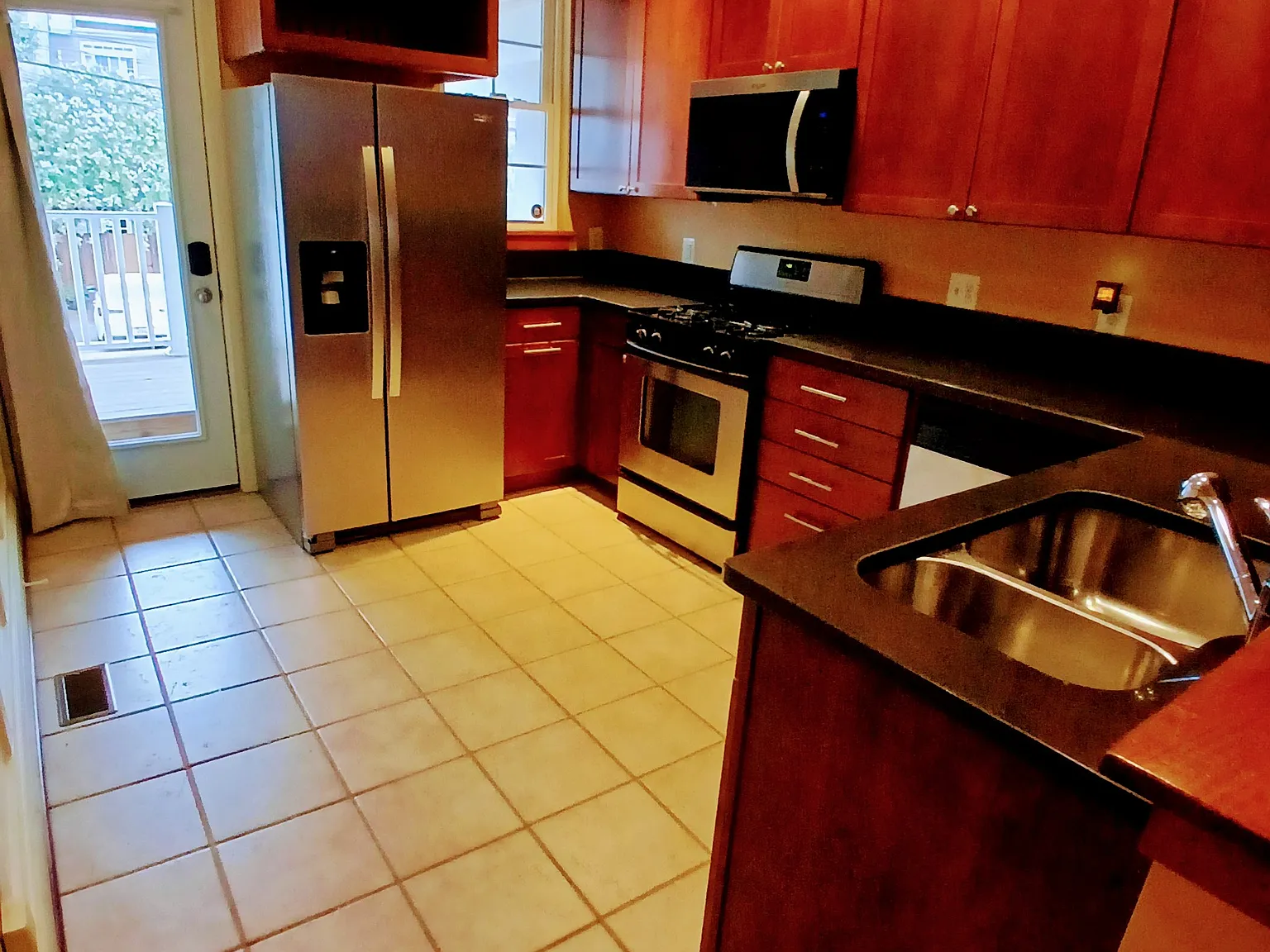 3 bed, 2.5 bath, 2400 sqft, $3,100 — Photo 3