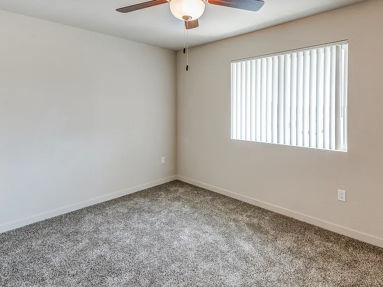 Crossroads Apartments — Photo 21