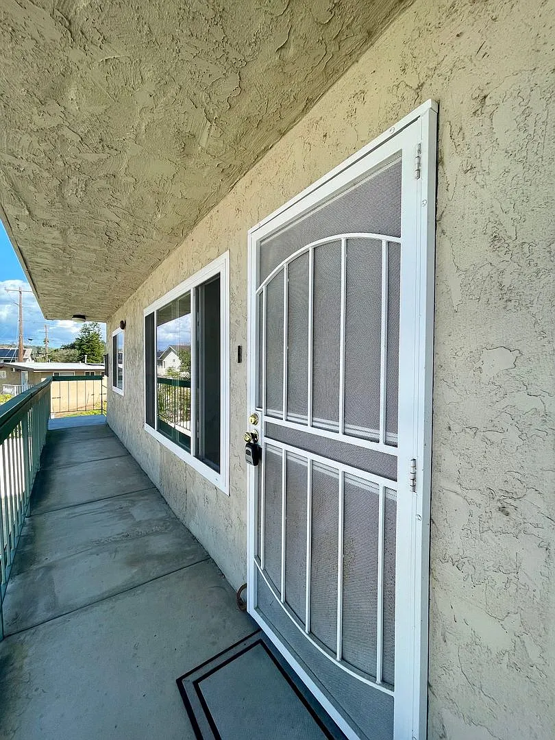 Gorgeous 1 Bedroom 1 Bathroom Condo with Large Garage! — Photo 2