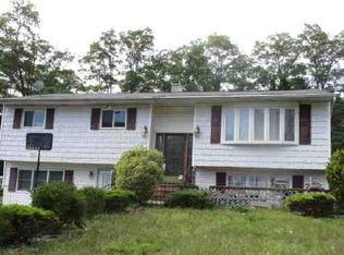 12 Weldon Ln, Farmingville, NY 11738