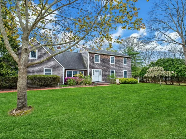 31 Oak Lane, Hampton Bays, NY 11946