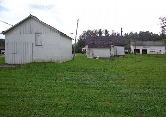 4th image of 904 Highway 421 N