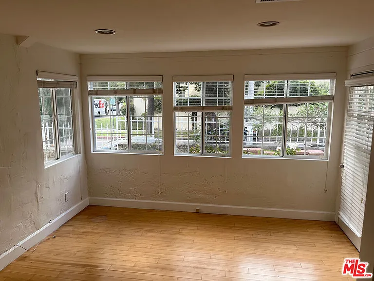 101 N La Peer Dr — Photo 28