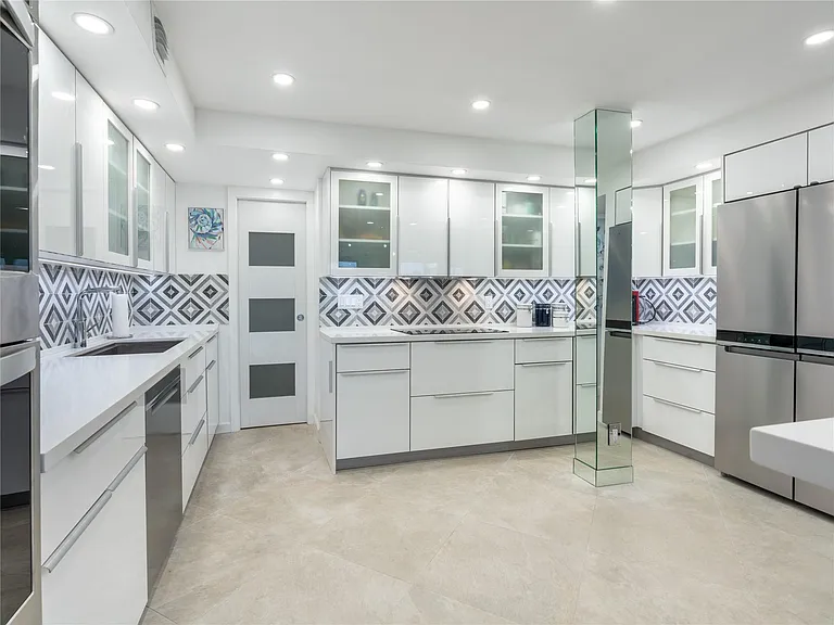 2850 N Palm Aire Dr #601 — Photo 1