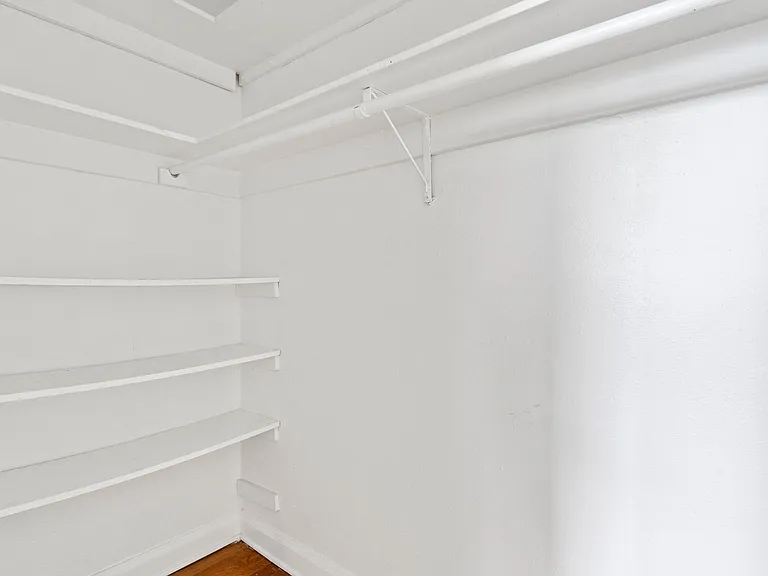 Piccadilly Apartments — Photo 44