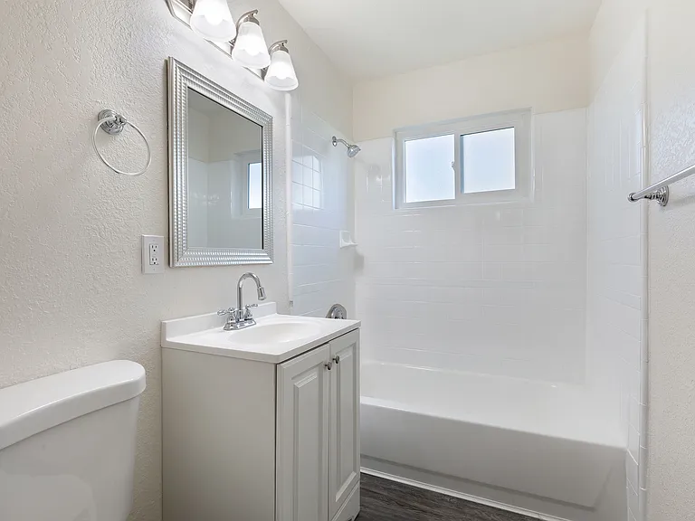 Glenbrook Apartments — Photo 9