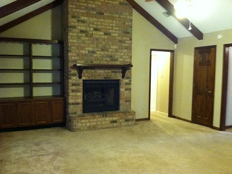 132 Thatcher Dr — Photo 2