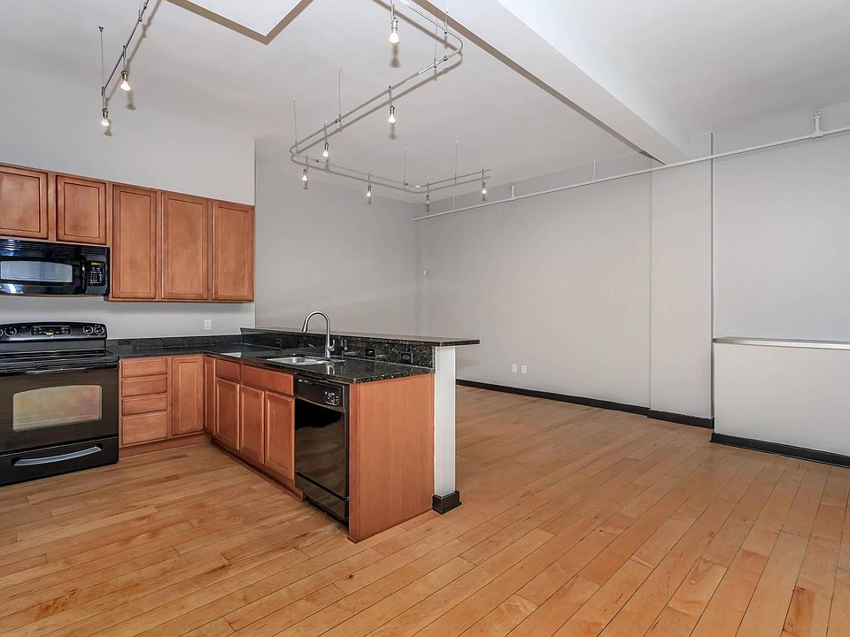 1st image of 1211 W 9th St #B59c465c7