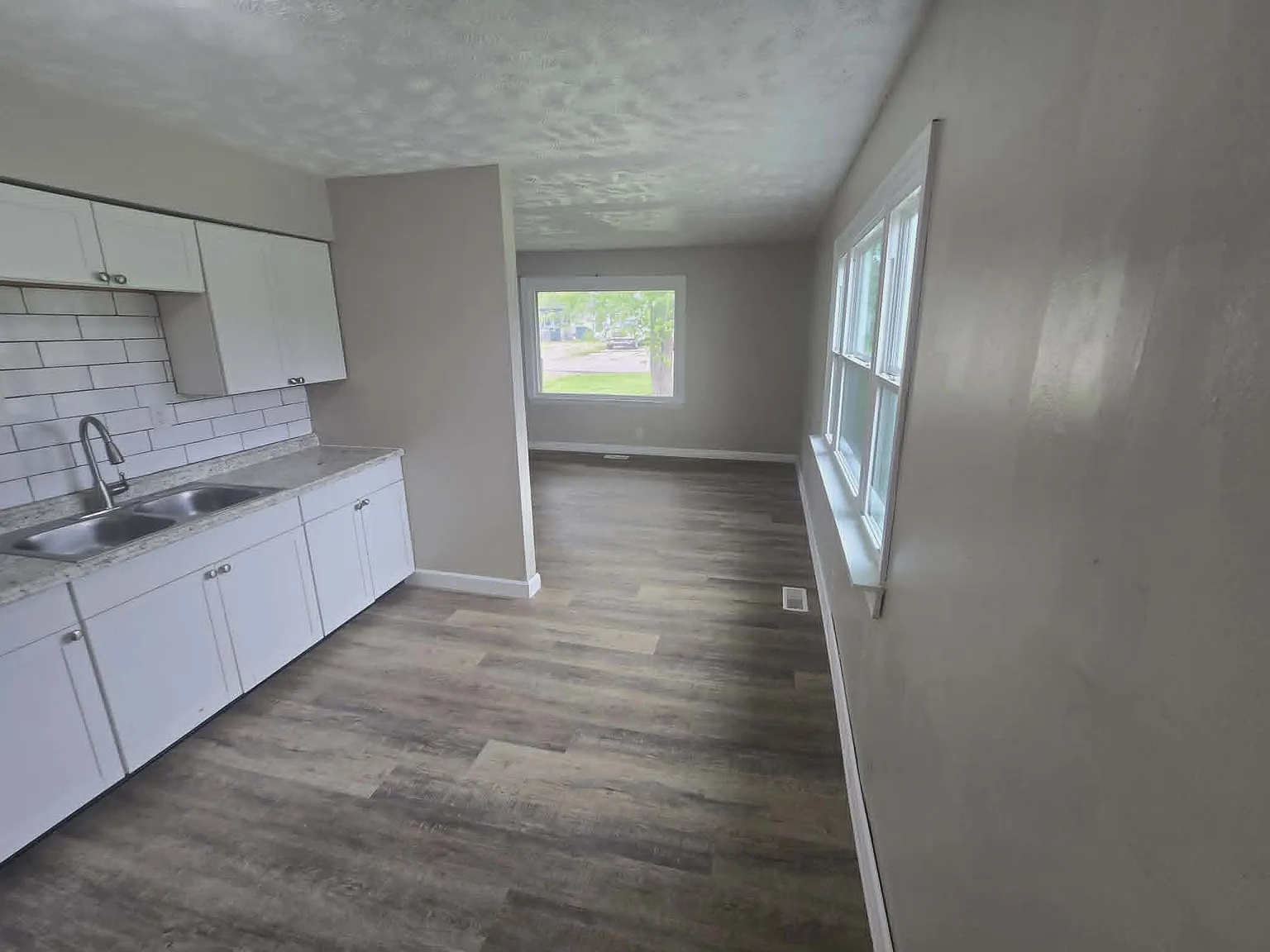 3 bed, 959 sqft, $1,300 — Photo 2