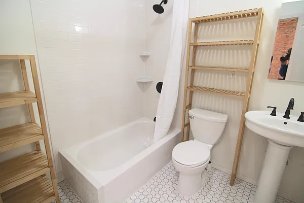 Rented by New Amsterdam Realty Group | media 13