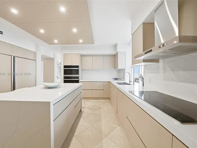 5801 Collins Ave #700 — Photo 8