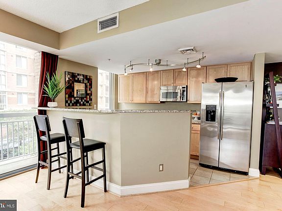5th image of 1020 N Highland St Unit 308
