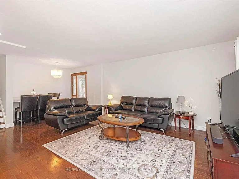 1172 Queens Ave — Photo 3