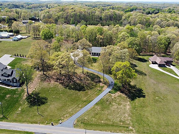 3rd image of 835 Poplar Springs Rd