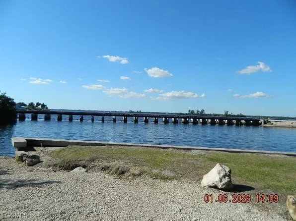 236 Lagoon Dr, Fort Myers, FL 33905