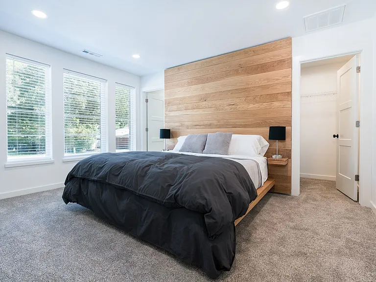863 W Holly St — Photo 12