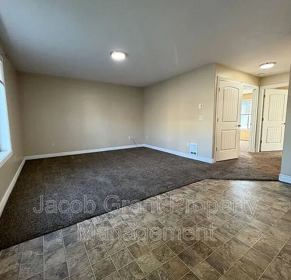 245 Opal Ct #2E — Photo 2