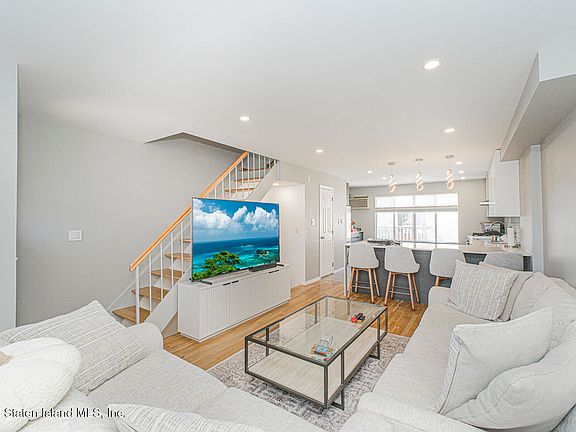 3rd image of 210 Tennyson Dr