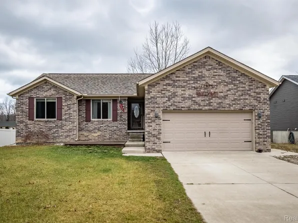 4244 Janice Ct, Fort Gratiot, MI 48059