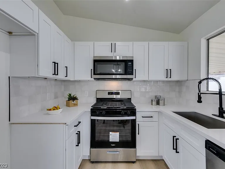 598 Jackson Dr — Photo 15