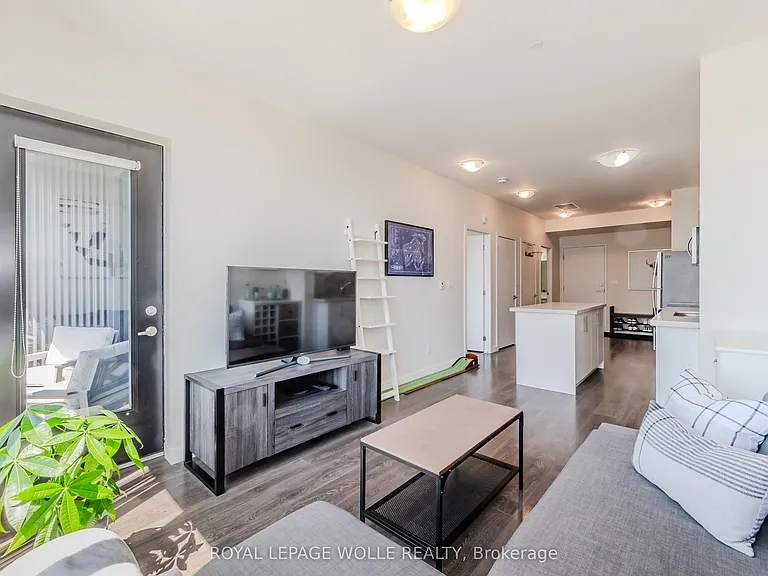 690 King St W #610 — Photo 14