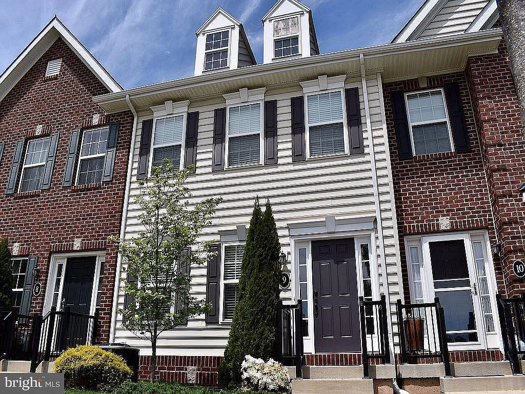 3 bed, 2.5 bath, 2100 sqft, $2,900 — Photo 1