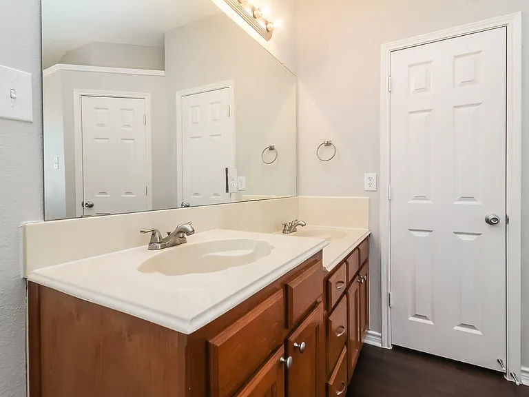 1528 Warwick Dr — Photo 10