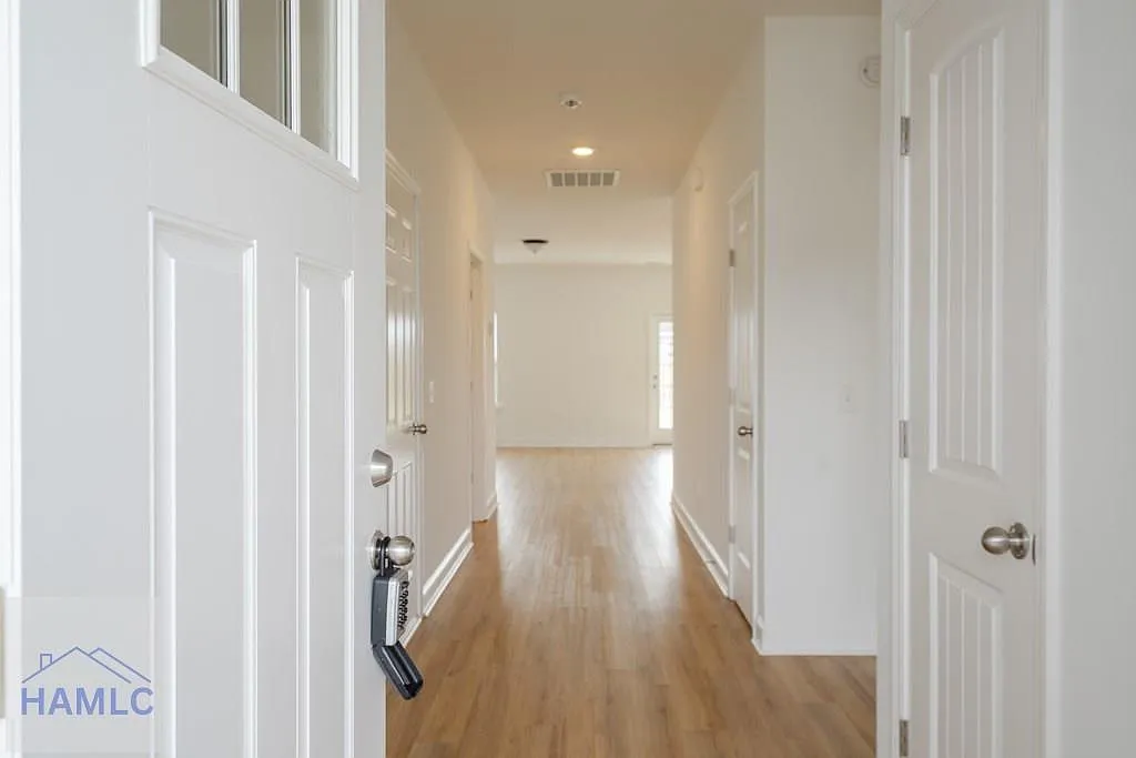 3 bed, 2.0 bath, 1544 sqft, $2,100 — Photo 3