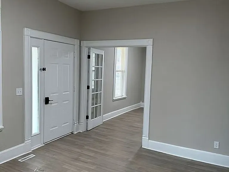 320 S Florence Ave — Photo 4