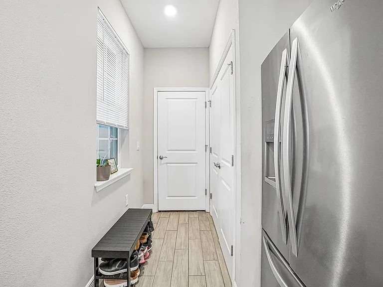 5282 Neil Dr — Photo 4